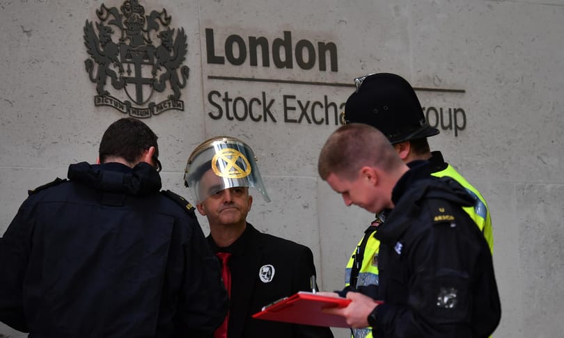 A londoni értéktőzsdéhez ragasztották magukat környezetvédő aktivisták