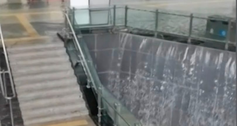 Egyszer csak több vízesés jelent meg egy kínai vasútállomáson - videó