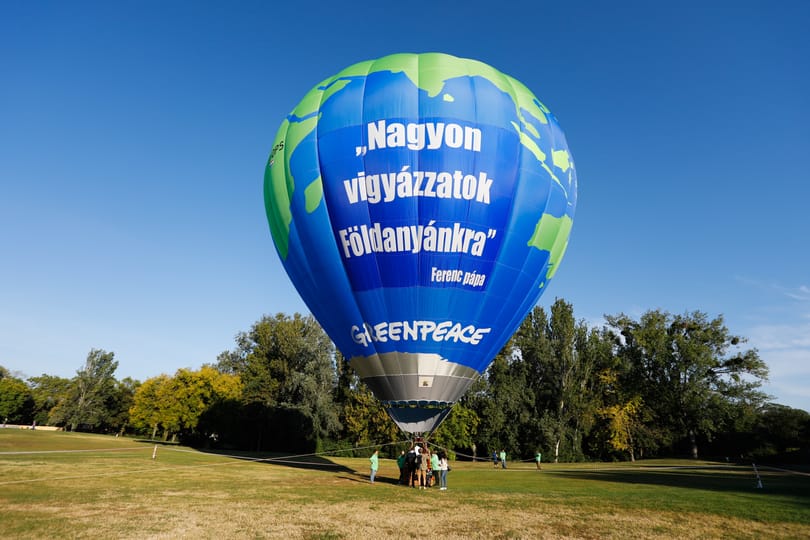 Hőlégballonon üzent Ferenc pápának a Greenpeace
