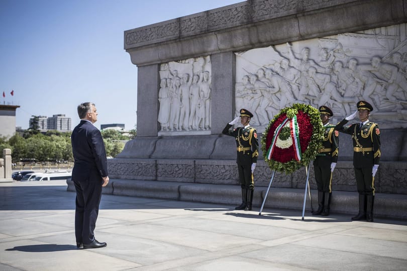 Mindent a kínai pénzért: Orbán a Tienanmen téren koszorúzott