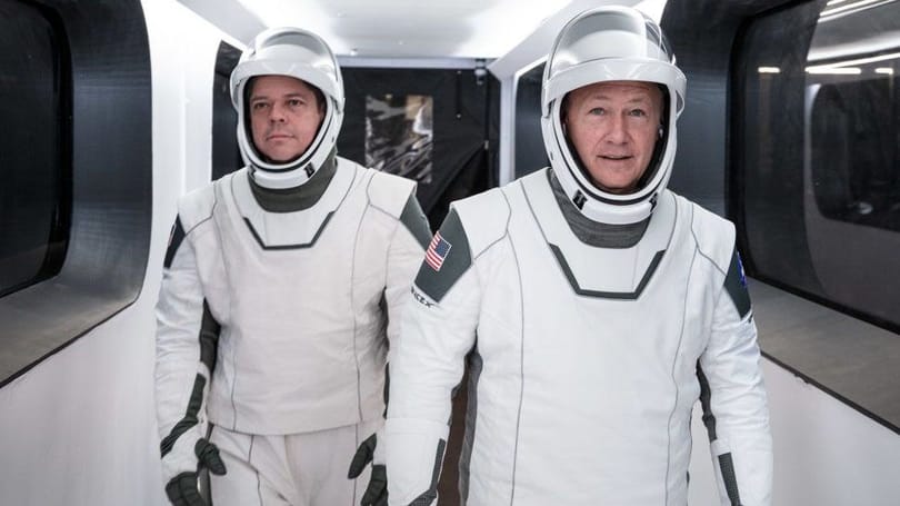 Ugyanaz tervezte a Crew Dragon űrhajósainak ruháját, mint aki Batmanét