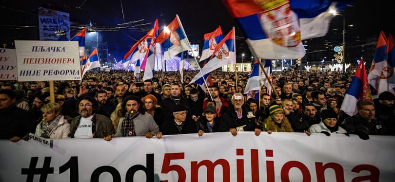 Hazug hatalom, elszánt tüntetők - magyaros hangulat Belgrádban