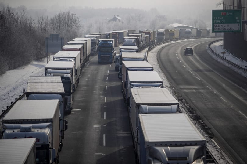Több ezer embert visszafordítottak a németek a cseh és a tiroli határon
