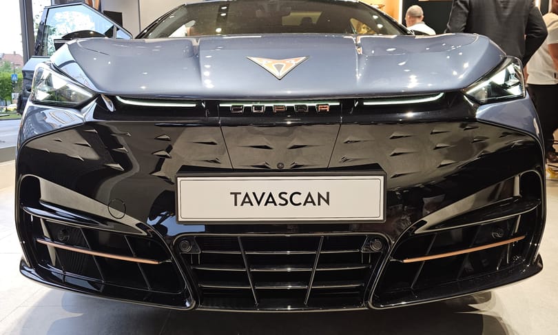 Spanyol virtus: Budapest szívében debütált a legújabb Cupra, a 340 lóerős Tavascan