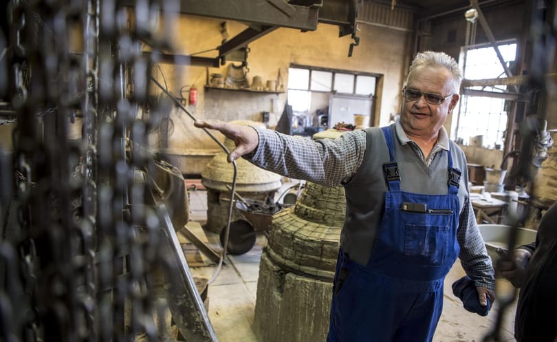 Azt hittük, csak viccel a mester, pedig ma is kell emberi haj és tojás a harangöntéshez