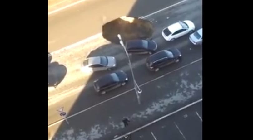 Így szakad be egy víznyelő lyuk, az autók alig tudják kikerülni - videó
