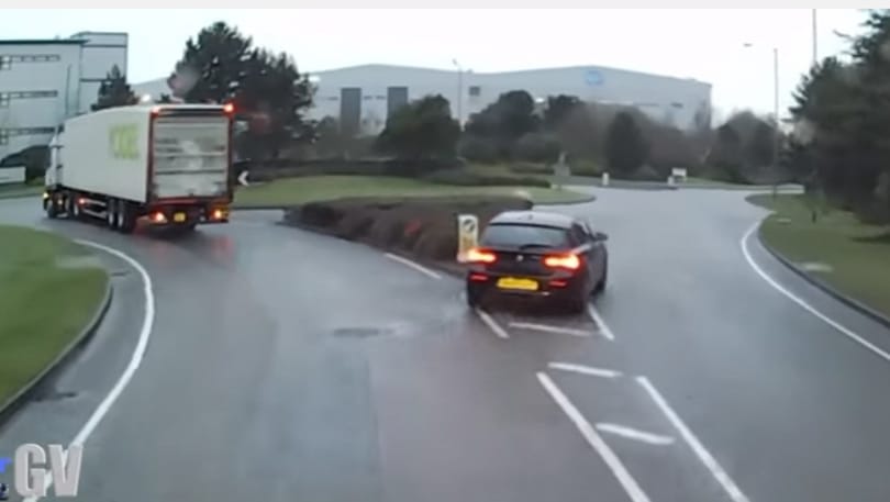 Szembe behajtani a körfogalomba, csak hogy előzz, a legnagyobb ordenáréság - videó