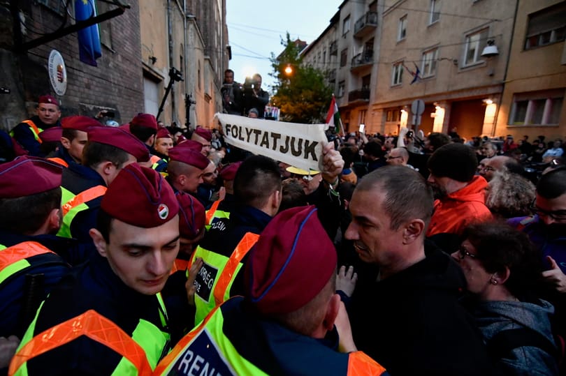 Dulakodtak tüntetők és rendőrök a Gyorskocsi utcánál