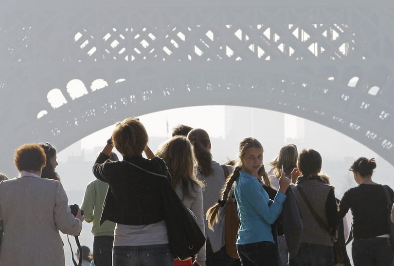 Leugrott az Eiffel-toronyról egy brit férfi, egy nő is majdnem ugrott