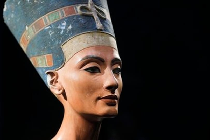 Tutanhamon sírjában van Nofertiti is?