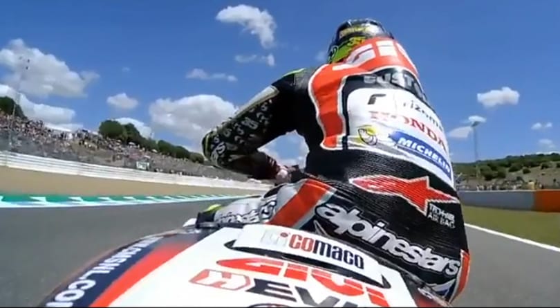 Darázs szorult a motoros vb versenyzőjének ruhájába, bizarr küzdelem következett