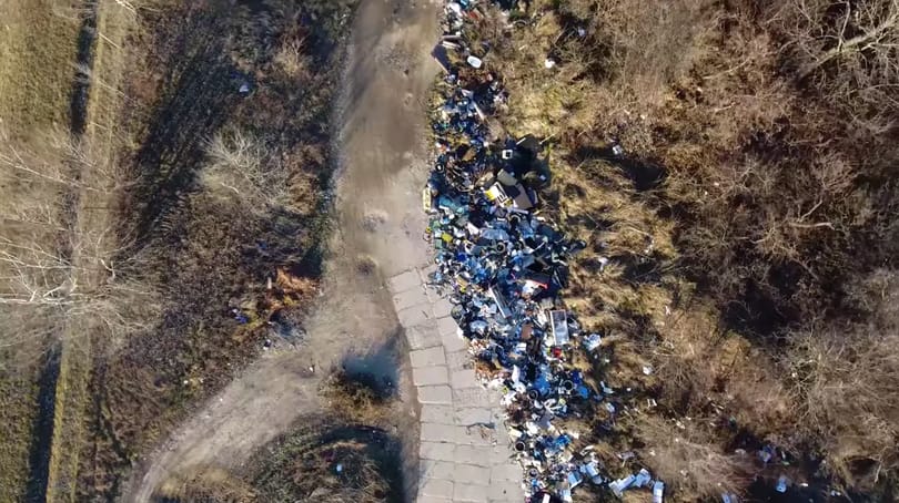Pénzt kap egy romániai faluban, aki lefotózza az illegális hulladéklerakókat