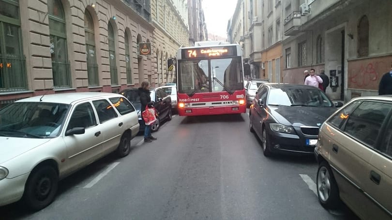Most a 74-es trolit blokkolta egy figyelmetlen BMW-s – fotók