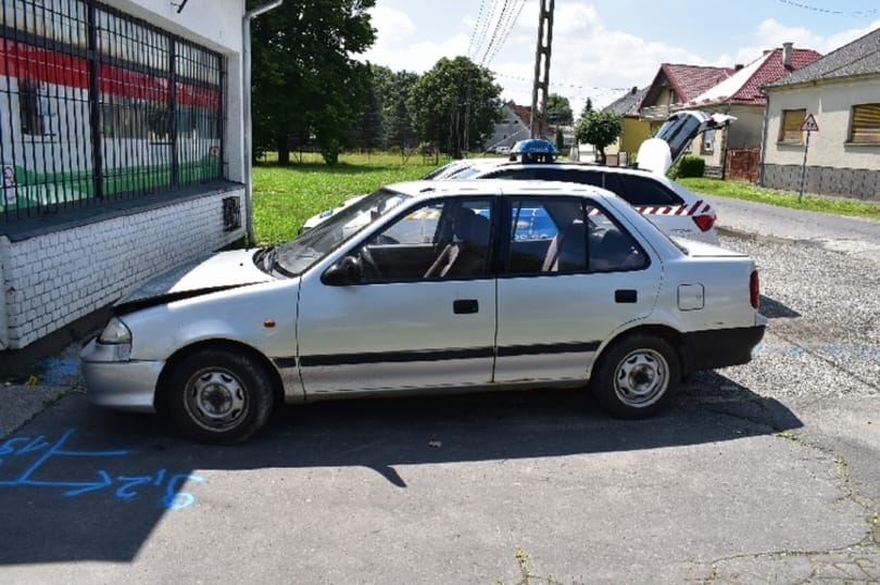 Részegen nekihajtott a kisboltnak, bement vásárolni, aztán ment is volna tovább, ha az eladók nem hívnak rendőrt