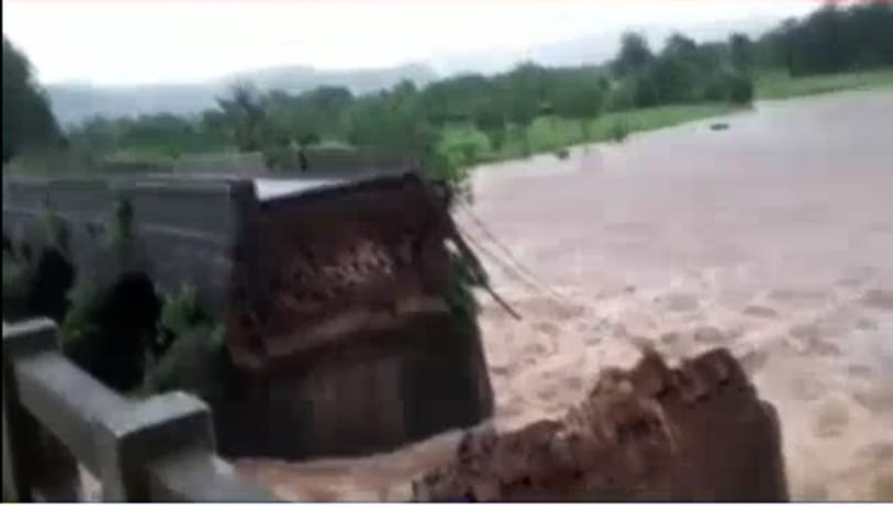 Megáradt folyó mosott el egy hidat Indiában, sokan eltűntek – videó