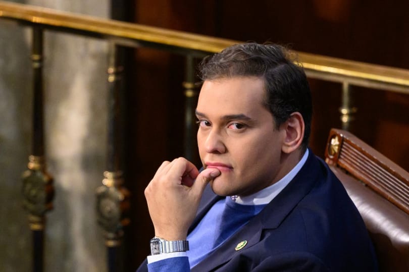 Kizárták az amerikai képviselőházból a republikánus kamugépet, George Santost
