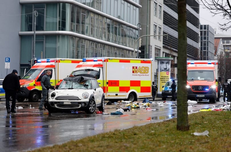 Tömegbe hajtott egy autós Münchenben, sokan megsérültek