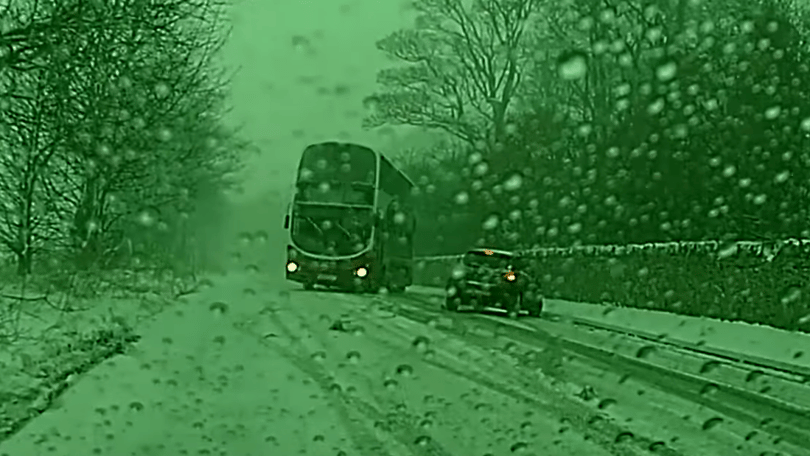 Ha nagy a baj, még egy emeletes busz is elképesztőt driftel a hóban – videó