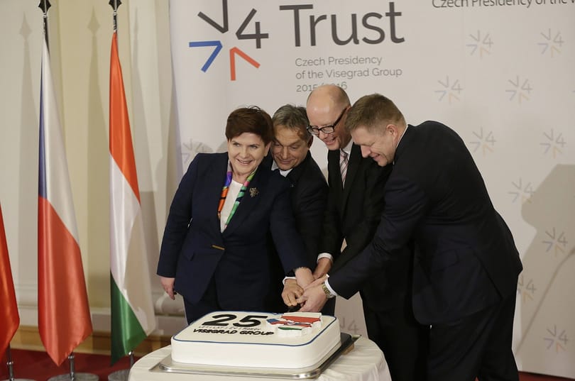 Orbánék felvágták a tortát Prágában – fotó