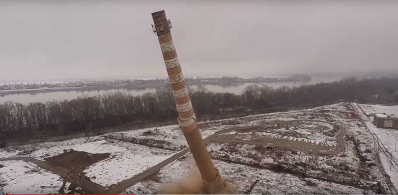 Így repült a levegőbe a lábatlani papírgyár kéménye