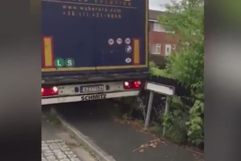 A magyar kamionsofőrt nem zavarta a kerítés, simán lebontotta – videó