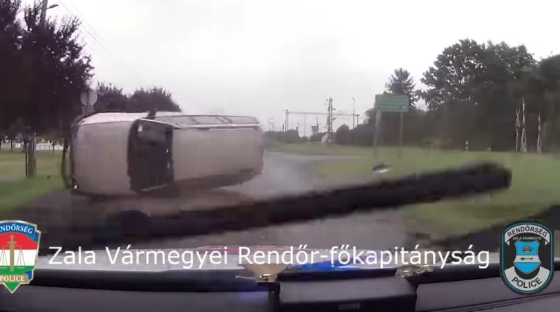 Az első kanyarban lerepült az útról a menekülő autós Zalakomárnál – videó