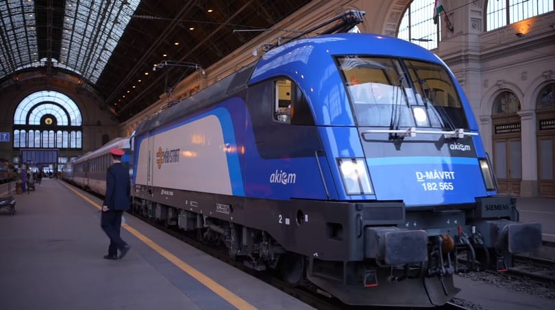 Budapesti vonatok menetrendjét is átírta a csehországi halálos vasúti baleset