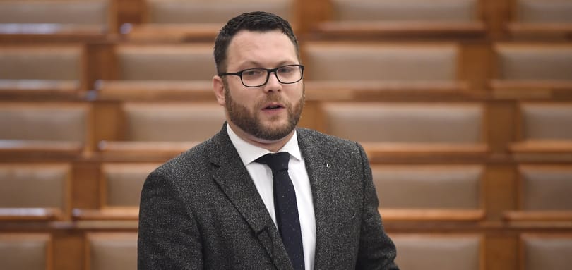 Pont a kínai egyetemről kérdező képviselőknek sikerült kommunistáznia egyet Schanda államtitkárnak
