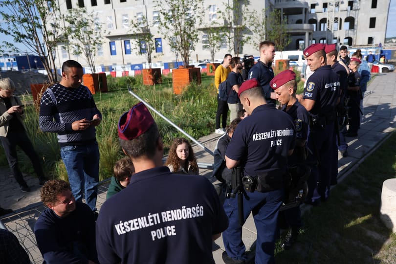 Hadházy kérdésére Pintér helyettese elárulta, mit keresnek a kordonok a Karmelita előtt