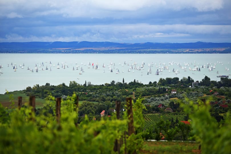 Épületszobrásszal építtet új szállodát az önkormányzat Balatonfüreden 