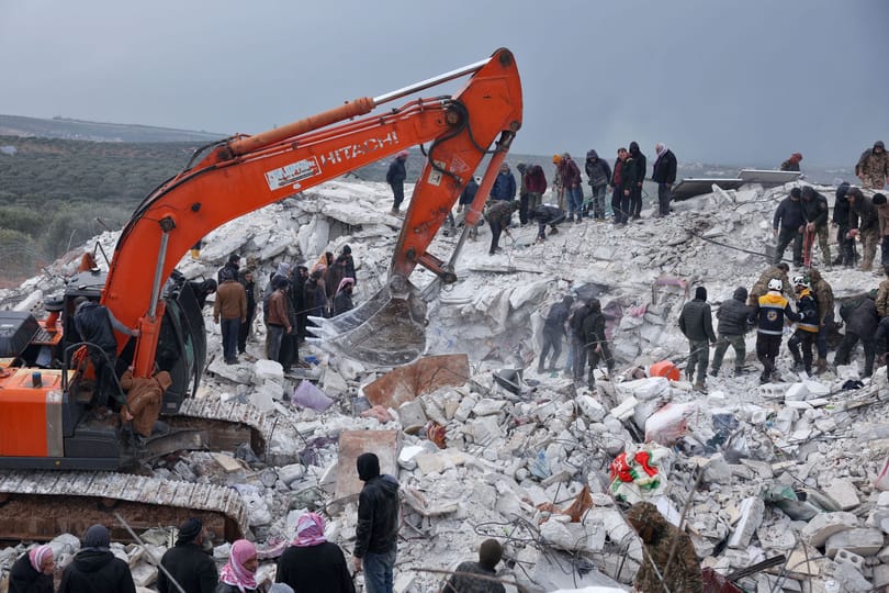 Nyolc méteres járaton húztak ki egy 17 éves lányt a romok alól a magyar mentőalakulatok – videó