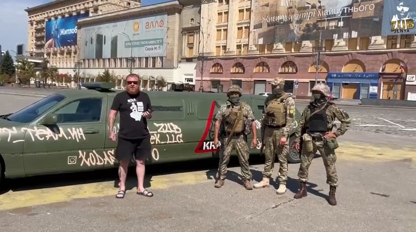 Az ukránok előálltak a háborús helyzetre épített limuzinnal – videó