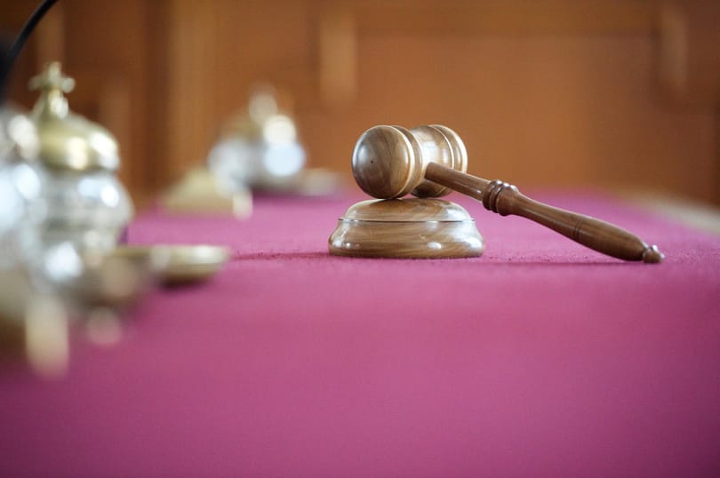 Fizetnie kell a szentesi férfinak, aki horogkeresztes zászlót rakott az ablakába