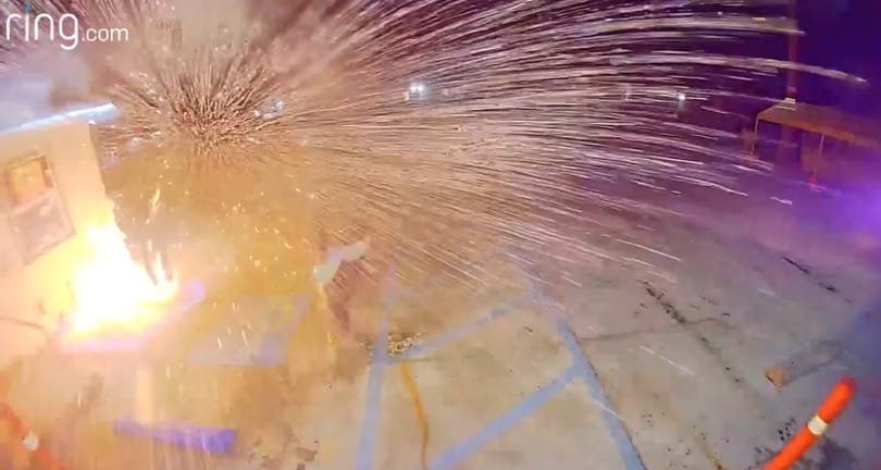 Saját magát gyújtotta fel az a két férfi, akik egy bevándorlási hivatalt akartak lángba borítani – videóval