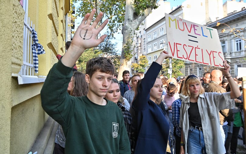 A Belső-Pesti Tankerületnél tüntettek a tanárok megfélemlítése ellen