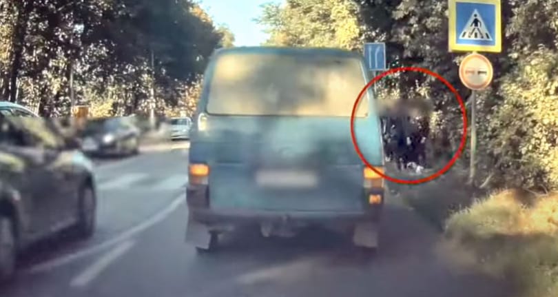 Csak a szerencsén múlt, hogy nem csapta el a zebrán átkelő iskoláscsoportot a szabálytalan autós – videó
