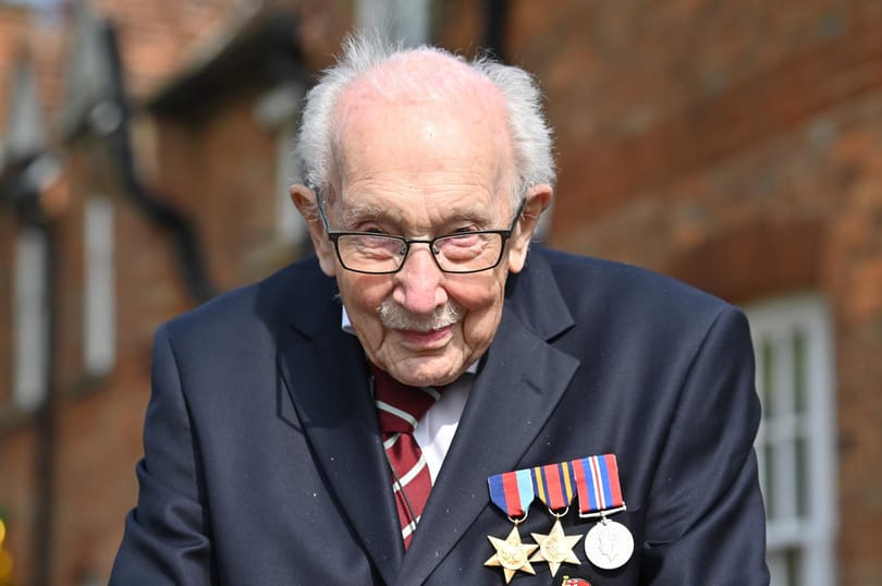 II. Erzsébet lovaggá ütötte a veteránt, aki sétálással gyűjtött milliókat a brit egészségügynek