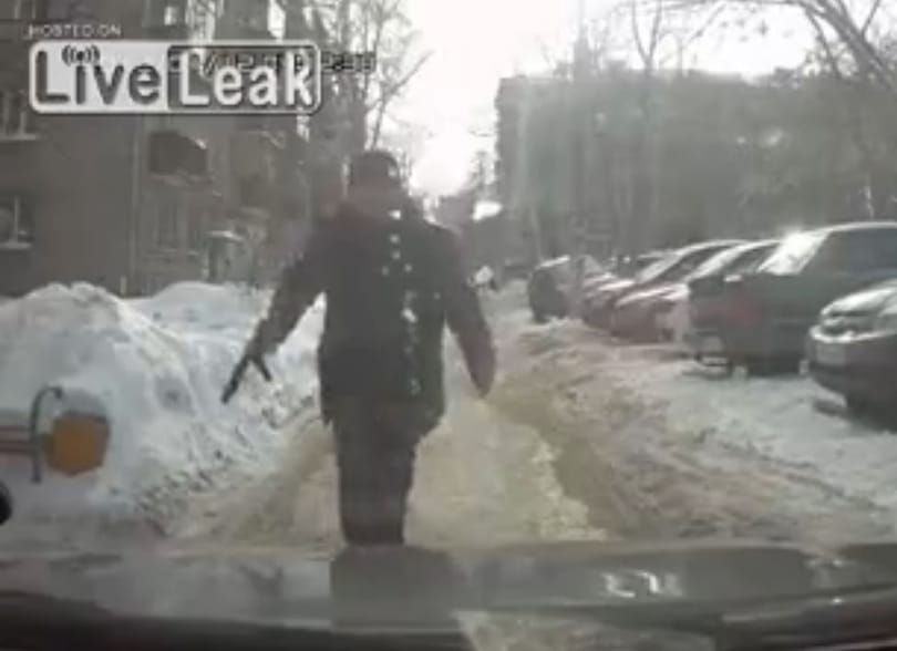 Stukkert rántott egy autósra az út közepén tántorgó részeg