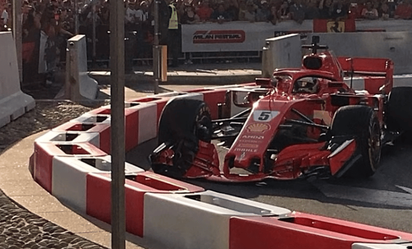 Vettel jól beégett: odacsapta a Ferrariját egy utcai bemutatón – videó