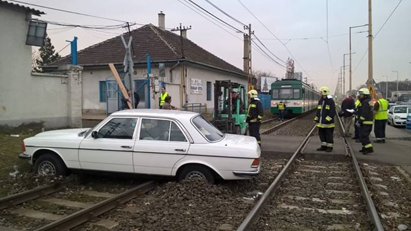 Fotó: Belement egy autó a HÉV-be