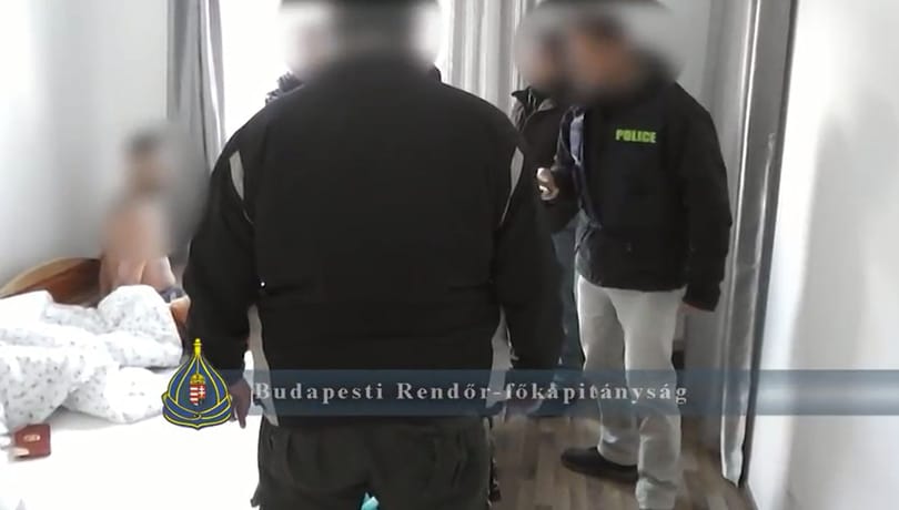Rendőrös dumával raboltak ki francia diákokat a hetedik kerületben
