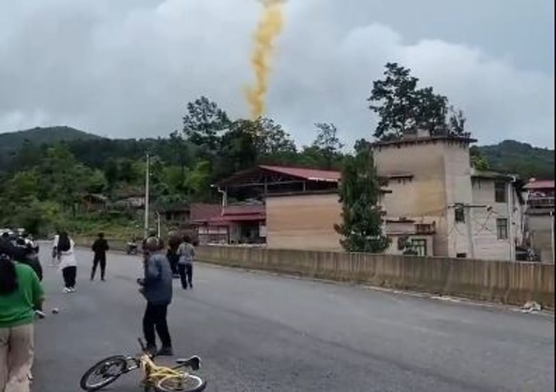 Videón, ahogy a fejükre hulló űrrakéta elől egy kínai falu lakói fejvesztve menekülnek