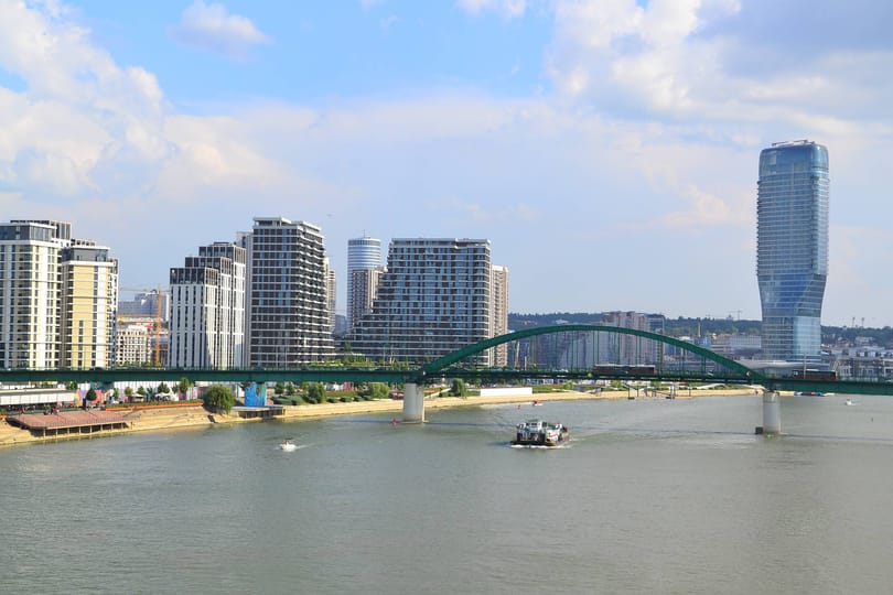 Belgrádban már évek óta épül egy mini-Dubaj, amihez hasonlót Budapestre szeretne a kormány