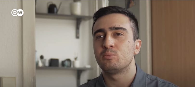 Ukrán menekülteken segít a Merkellel szelfiző szír férfi