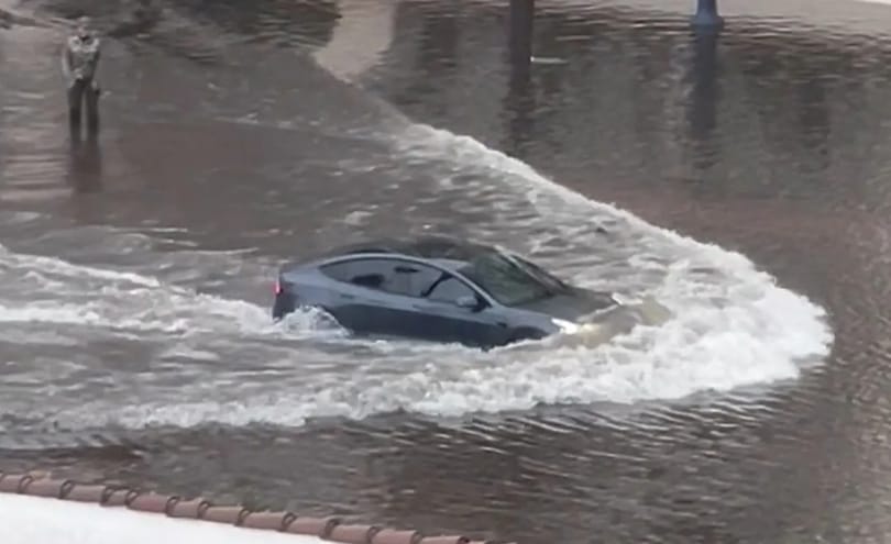 Megint víz alatt közlekedett valaki a Teslájával – videó