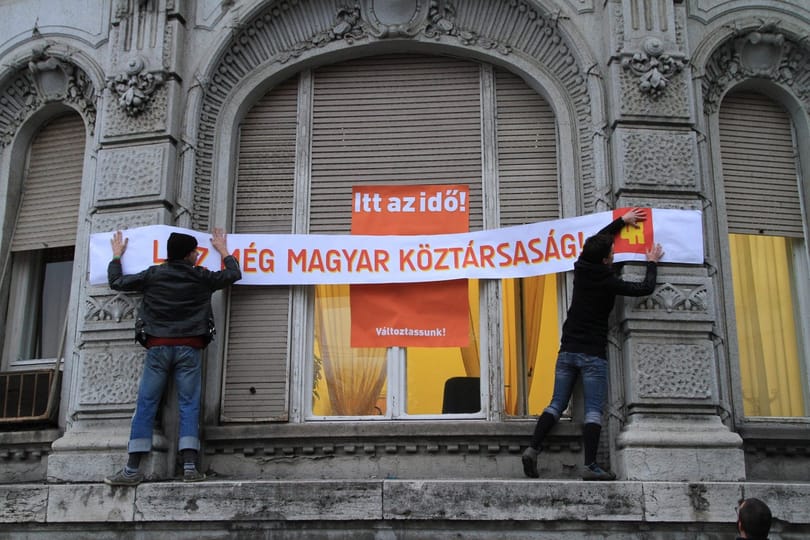 Meghekkelte a Fidesz-székházat a 4K!