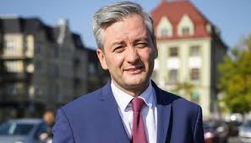 Meleg, ateista és baloldali – ő lehet a most újraszerveződő lengyel bal elnökjelöltje