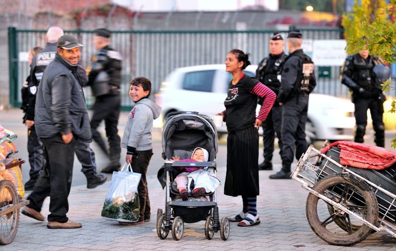 Romatáborokból üzengetve esnek egymásnak a francia politikusok