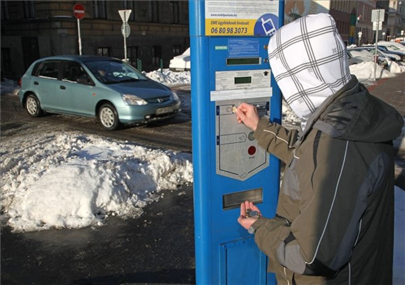 Elévült a parkolási bírság, mégis 260 ezret leemelt a végrehajtó