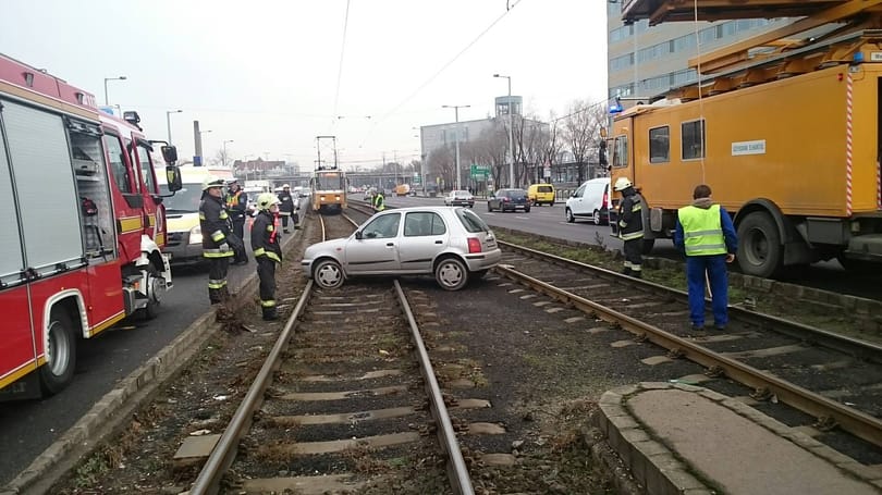 Keresztben állt meg egy autó az 1-es villamos sínein – fotó